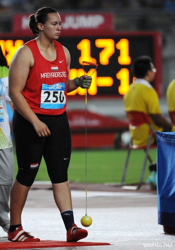 A Magyar Olimpiai Bizottság (MOB) által közreadott képen Bácskay Zsófia készül a dobásra a kalapácsvetés döntőjében a kínai Nankingban rendezett ifjúsági olimpián 2014. augusztus 24-én. A fiatal versenyző bronzérmet nyert. MTI Fotó: Szalmás Péter / MOB 