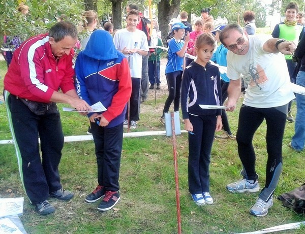 Péntek Gábor és Kaptur József segít a sportággal még csak ismerkedő gyerekeknek az indulásnál - Fotó: Németh Zsoltné