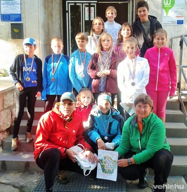 A szervezők, és a programban résztvevő Veszprémi Honvéd Sportegyesületben tájfutó gyerekek - Fotó: Németh Zsoltné