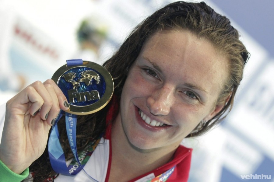 A győztes Hosszú Katinka mutatja aranyérmét a 200 méteres vegyesúszás eredményhirdetése után a kazanyi vizes világbajnokságon 2015. augusztus 3-án. A versenyző világcsúccsal győzött és védte meg címét. MTI Fotó: Kovács Anikó 