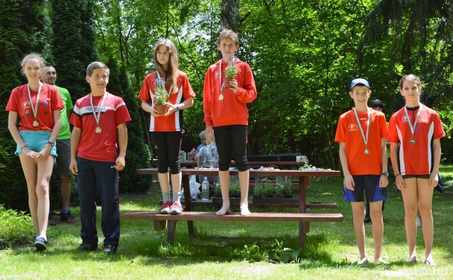 Teljes Veszprém megyei fölény született a középtávú versenyen a 14 éveseknél. A fotón - balról jobbra - Lantai Anna Boróka (2.), Gaál Csanád (2.), Bácskai Eszter (1.), Angyal Dániel (1.), Bálint Benedek (3.), és Papp Viktória (3.)