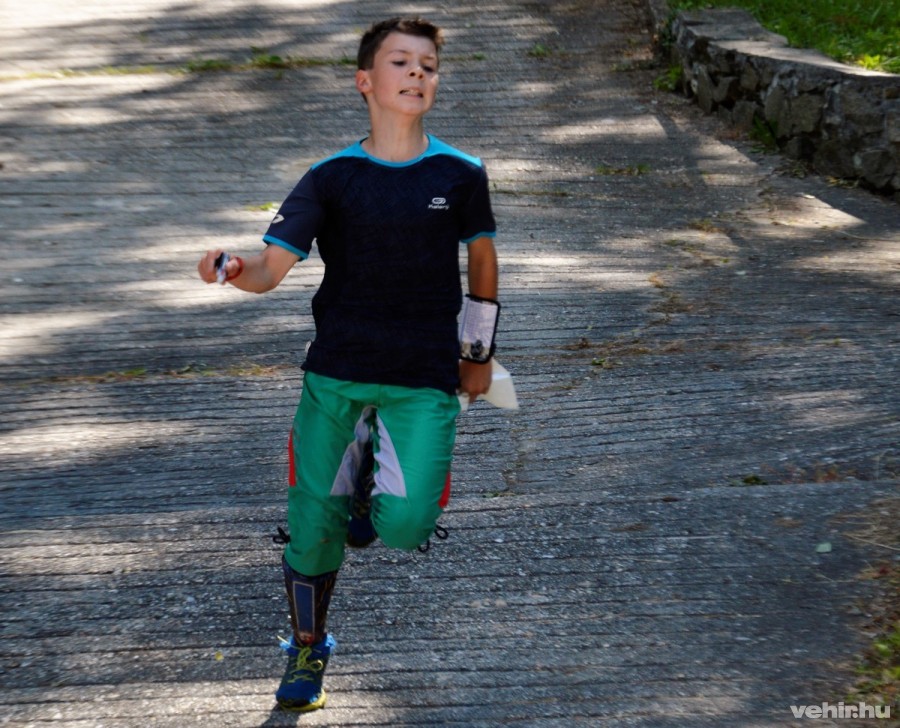 Bálint Gergő, a rövidtávú versenyszám diákolimpiai bajnoka érkezik a célba