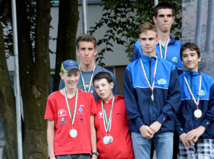 A váltó versenyszámban 40 induló csapat közül ezüstérmet szerző Veszprém megyei fiúcsapat-  Fotók: Bálint Mónika