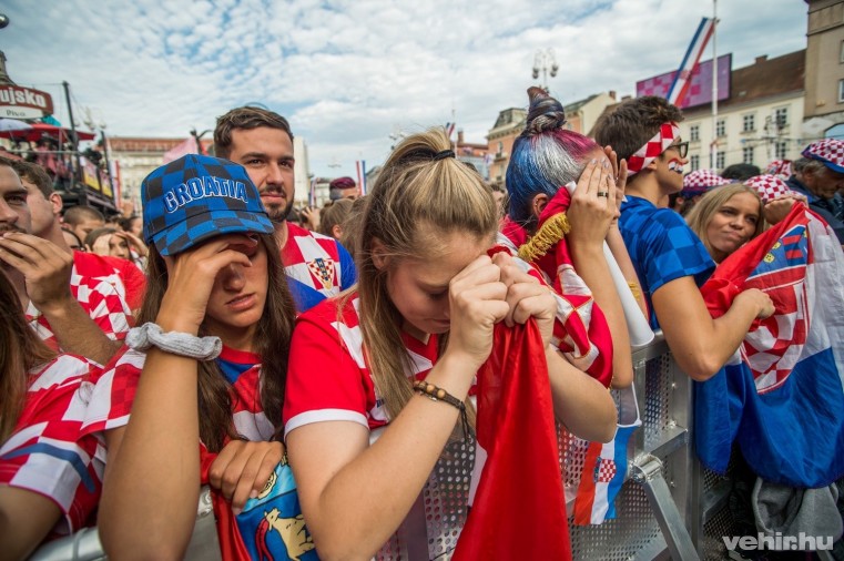  Szurkolók az oroszországi labdarúgó-világbajnokság Franciaország - Horvátország döntőjének közvetítése alatt Zágrábban, a Jelacic bán téren 2018. július 15-én. MTI Fotó: Balogh Zoltán