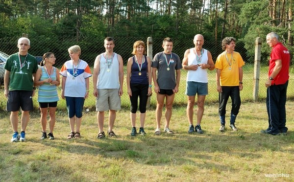 A váltóverseny győztes csapata (a képzeletbeli dobogó közepén, balról jobbra) Marton Balázs, Németh Zsoltné és Kovács Gábor - Fotó: VHS