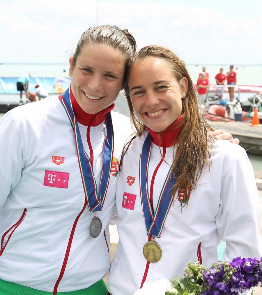 Az olimpiai bajnok Risztov Éva (b) és Olasz Anna a nyíltvízi úszók 10 km-es Európa Kupájának eredményhirdetésén Balatonfüreden, a Magyar Úszás Napján 2014. június 21-én. MTI Fotó: Kovács Anikó 