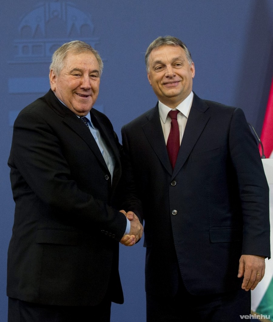 Orbán Viktor miniszterelnök (j) és Cornel Marculescu, a Nemzetközi Úszó Szövetség (FINA) ügyvezető igazgatója kezet fog a Parlamentben 2015. március 11-én tartott sajtótájékoztató végén, amelyen bejelentették, hogy Budapest rendezi a 2017-es vizes világbajnokságot. MTI Fotó: Illyés Tibor