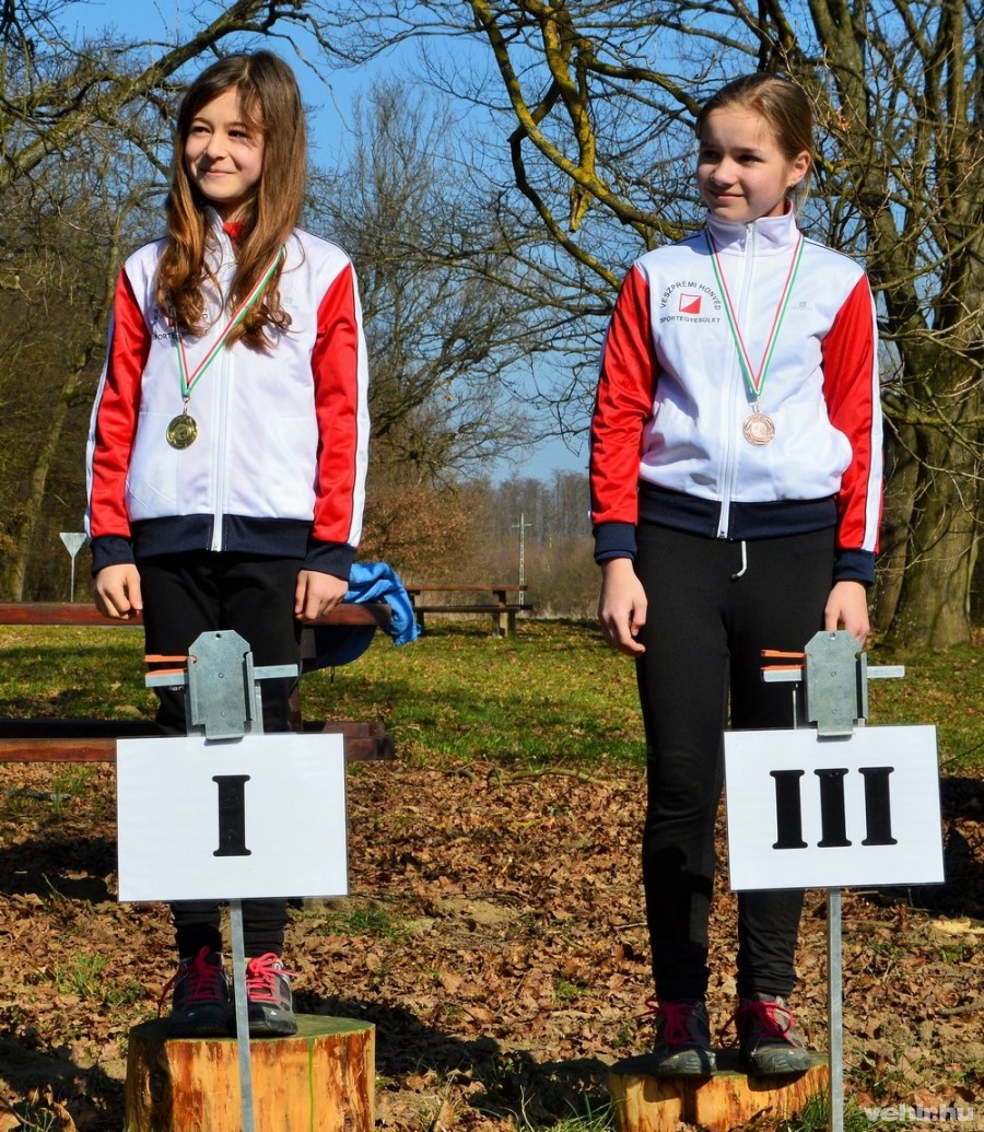 Bácskai Eszter (1.) és Tokai Kiss Zsófi (3.) a 12 éves lányok mezőnyében dobogós helyen végzett versenyzőink