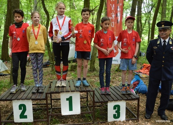 A tízévesek eredményhirdetésén a dobogón öt veszprémi versenyző: 1. Bálint Gergő, 2. Schafer Ferdinánd, 3. Majerhoffer Norbert, a lányoknál 1. Lantai Lili, 3. Gaschler Emma - Fotók: Bálint Mónika.