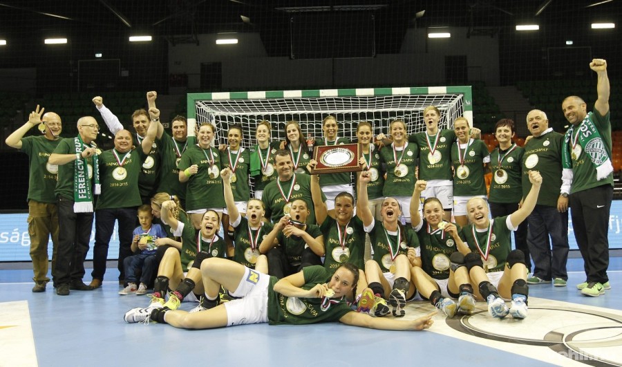 A Ferencváros csapata, miután a női kézilabda NB I döntőjének második mérkőzésén az FTC 27-25-re legyőzte a Győri Audi ETO KC csapatát, így megnyerte a bajnokságot Győrben, az Audi Arénában 2015. május 14-én. MTI Fotó: Kovács Anikó 