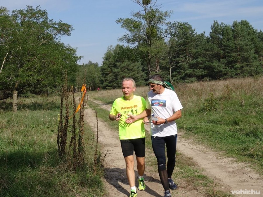 Zakar Csaba veszprémi versenyző segít Nagy Gábor látássérült sporttársának teljesíteni a 10 km-es távot
