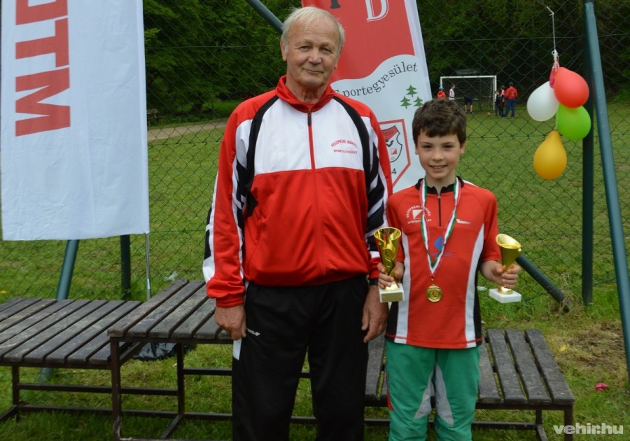 Bálint Gergő az egyik különdíjjal, a legfiatalabb győztesnek felajánlott kupával