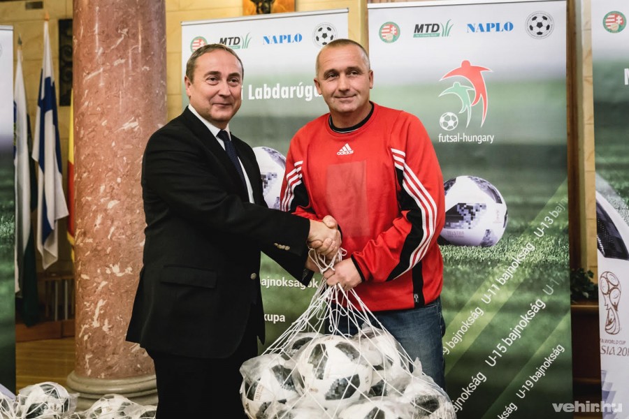 Elsőként Máté István, a Borsosgyőri Ifjúsági SE képviselője vehette át Kovács Zoltántól a jövő évi labdarúgó-világbajnokság hivatalos mérkőzéslabdájának legmagasabb színvonalú replikáit