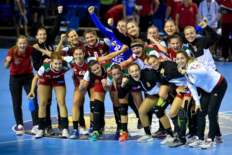 A magyar csapat ünnepli győzelmét a női junior kézilabda-világbajnokság nyolcaddöntőjében. – MTI Fotó: Czeglédi Zsolt