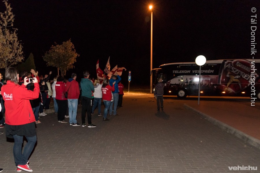 Begördül a Telekom Veszprém csapatbusza, a szurkolók köszöntik a csapatot (archív fotó)
