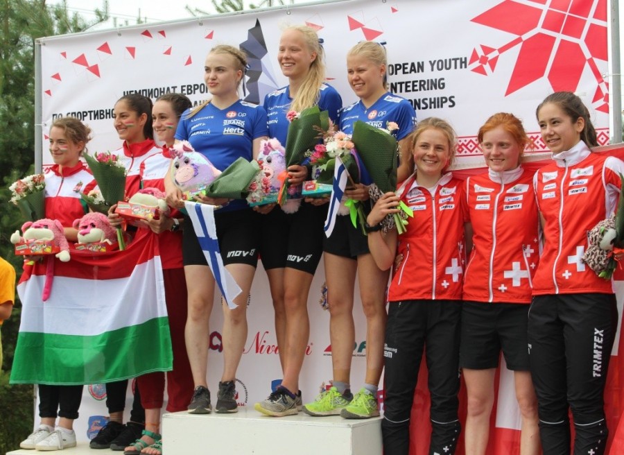 Az ezüstérmes magyar csapat (balról jobbra): Hajdu Nelli, Mérő Dominika és Gárdonyi Csilla
